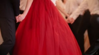 Genç insanlar tarihi Baloda dans ağır çekim