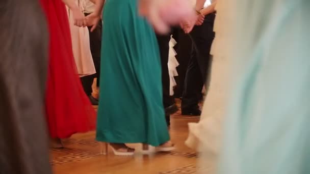 Mladí lidé na historický ples na sále, pomalý pohyb — Stock video