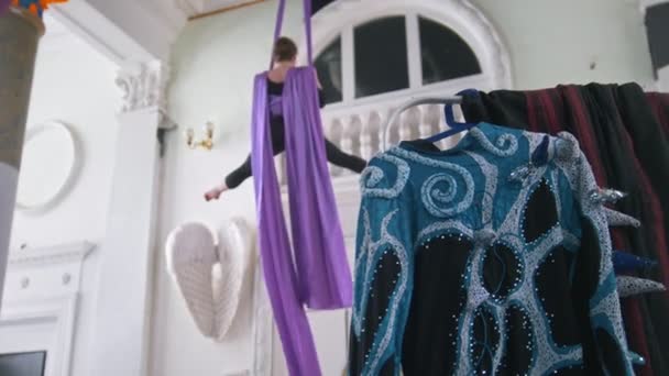 Jovem mulher flexível ginasta ar pendurado na seda aérea — Vídeo de Stock
