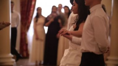 Kazan, Rusya - 30 Mart 2018: Öğrenci çiftler balo salonu gidiş çekici vintage elbiseler