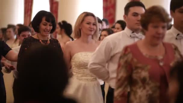 Kazan, Rusko - 30 března 2018: Studenti s učiteli v párech v tanečním sále — Stock video