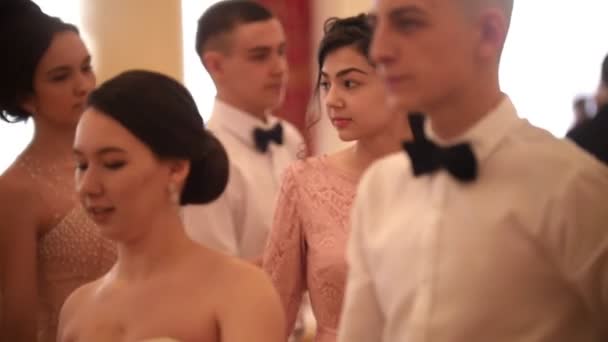 KAZAN, RUSIA - 30 DE MARZO DE 2018: Atractivas parejas en vestidos vintage girando hacia el baile — Vídeo de stock