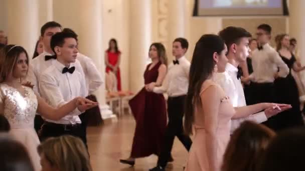 KAZAN, RUSSIE - 30 MARS 2018 : De jeunes couples séduisants en vêtements vintage vont valser — Video