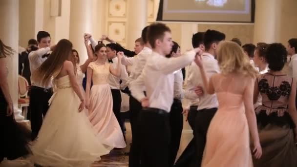 Kasan, russland - 30. märz 2018: junge paare in eleganten kleidern walzen beim ball — Stockvideo