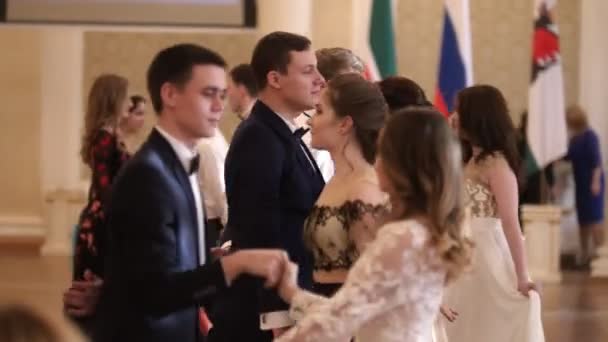 Kazan, Oroszország - 2018. március 30.: Elegáns párok a történelmi Ball waltzing vintage ruhák — Stock videók