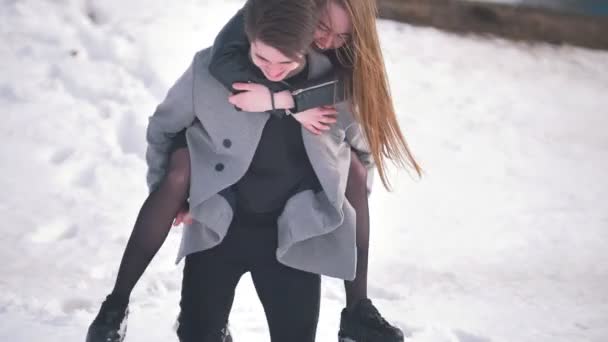 Anak muda memberikan membawa di punggungnya pacarnya bahagia — Stok Video