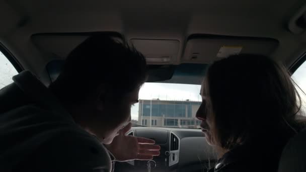 Young man and woman quarrel in the car — Stock Video