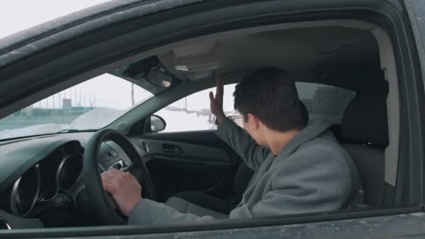 Jonge man in de auto gaat voor zijn vriendin — Stockvideo