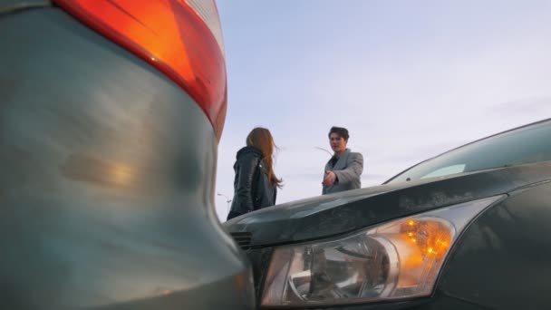 Joven hombre y mujer discuten por el accidente de coche — Vídeos de Stock