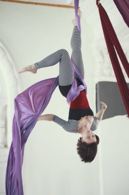 Çekici genç kadın üzerinde hava ipek baş aşağı asılı