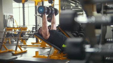 Halter salonunda - kaslı sporcu eğitim pazı dumbbells ile için gerçekleştirir