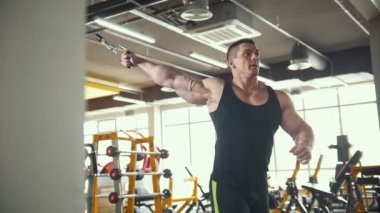 Halter eğitim salonunda - genç kaslı adam gerçekleştirmek eğitim pazı için