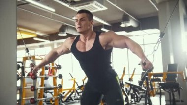 Spor salonunda - genç kaslı adam eğitim vücut geliştirmeci eğitim pazı, atış kaymak için gerçekleştirin.