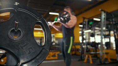 De-vücut geliştirme spor salonunda - kaslı adam onun pazı yakınındaki ayna, eğitim odaklı
