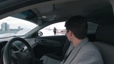 Genç erkek, araba arkadaşı için gider