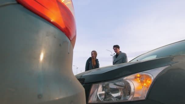 Jonge man en vrouw beweren een auto-ongeluk — Stockvideo