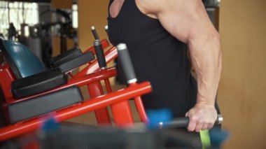 Kaslı adam onun pazı bir spor salonunda eğitim