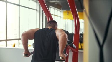 Arkadan görünüş güçlü adamın onun pazı bir spor salonunda eğitim
