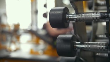 Fitness Ekipmanları egzersiz odasında kaslı vücut geliştirmeci önünde