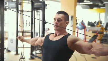 Spor salonunda egzersiz atletik güçlü adam vücut geliştirmeci