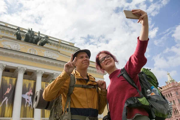 Due giovani escursionisti scattano selfie davanti a un edificio storico — Foto Stock