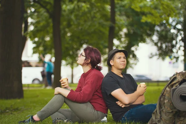 Два счастливых туриста едят мороженое в летнем парке — стоковое фото