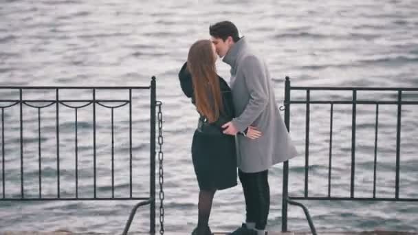 Joven pareja caucásica besándose en la litera — Vídeos de Stock