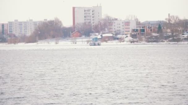 Love couple sitting on the pier above water admiring city view — Stock Video