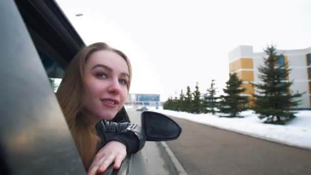 Femme heureuse se penche dans la fenêtre de la voiture admiré le voyage — Video