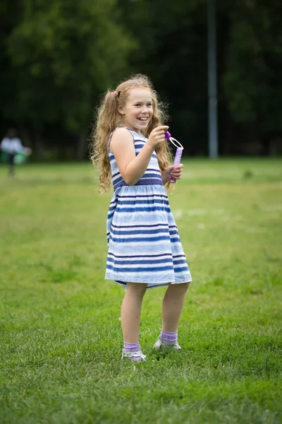 夏の公園でシャボン玉で遊ぶ少女の子 — ストック写真