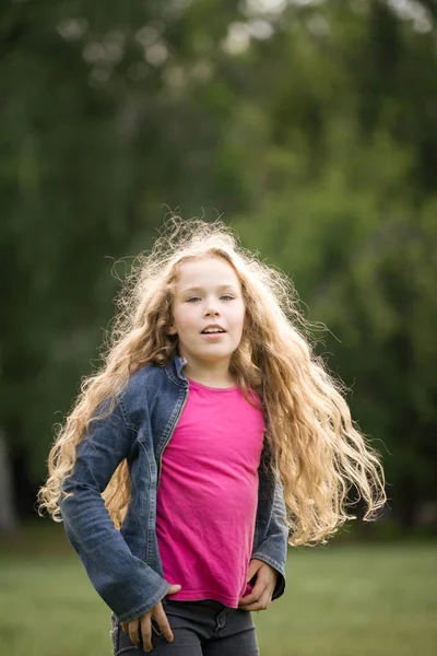 Süßes kleines Mädchen im Freien - hübsches lächelndes Kind — Stockfoto