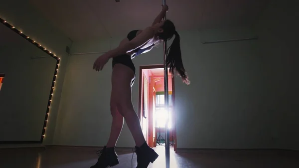 Sexy preto de cabelos menina pole dancer formação em um estúdio — Fotografia de Stock