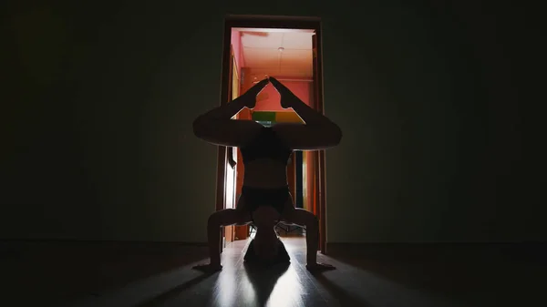Mulher de dança silhueta em roupas apertadas no quarto escuro — Fotografia de Stock