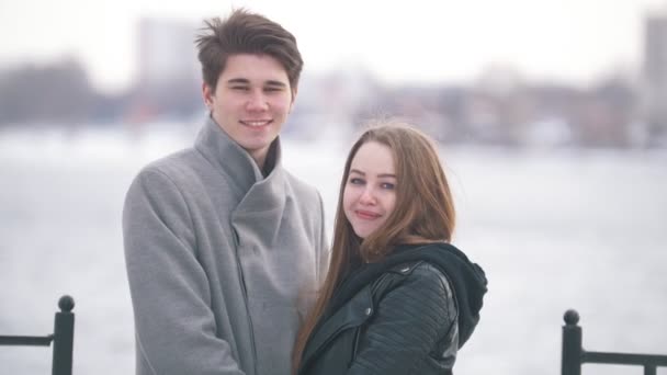 Feliz pareja de amor sonriendo en la orilla del río — Vídeos de Stock