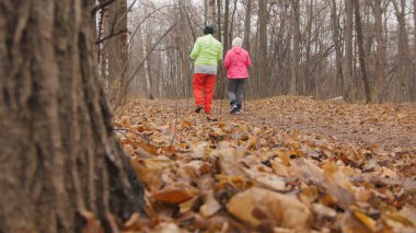 Yaşlı kadınlar için açık - iki üst düzey Bayan Kuzey yürüyüşü var eğitim açık - arka görünüm