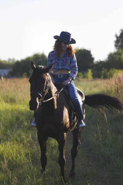 Fiatal nő, és a ló a réten, nyári este — Stock Fotó