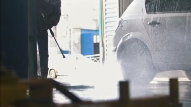 Araba yıkama tesisi su hortum ile işçisi kadın