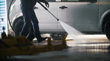 Adam çalışan araba su hortumu ile Temizleme