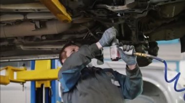 Hood - otomobil servis tamir, yakın araba ayrıntılarını mekanik unscrews