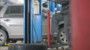Araba oto Servisi çalışma - arabanın altında mekanik