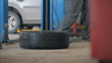 Otomobil servisi - araba alt altında çalışan aygıt sarma mekanik