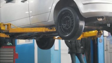 Araba tamiri, garajda mekaniği için hizmet otomatik kaldırma