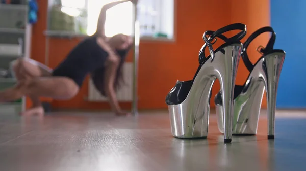 Strip-shoes delante de la niña bailando en un poste - zapatos de plata —  Fotos de Stock