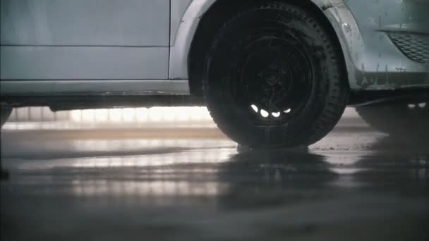 El coche se está lavando con espuma de limpieza en las instalaciones de lavado de coches — Vídeo de stock