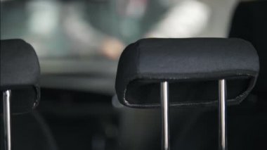 Araba iç görünüm mekanik panoda kablo tamir ediyor