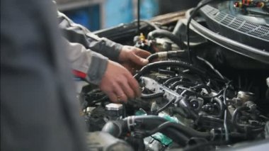 Benzinlikte kablolama kontrol panelinde çalışma adam