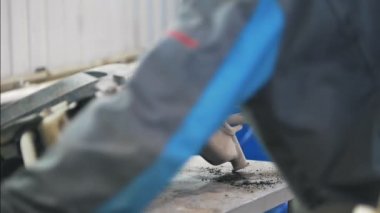 Tamirci adam benzinlikte Autoparts ile çalışma