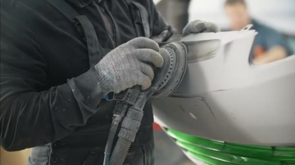 Werkstatt - Autoservice - Handarbeit - Poliert Auto — Stockvideo