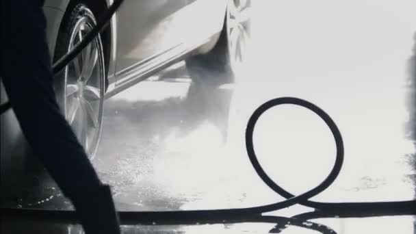 O carro é coberto pela água após a lavagem do carro — Vídeo de Stock