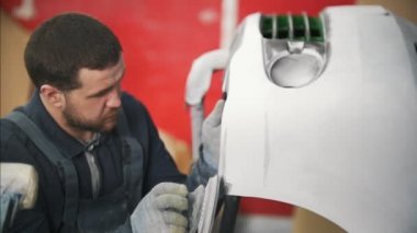 Bir araba yıkama tesisi arabaya parlatma Üniformalı adam işçi